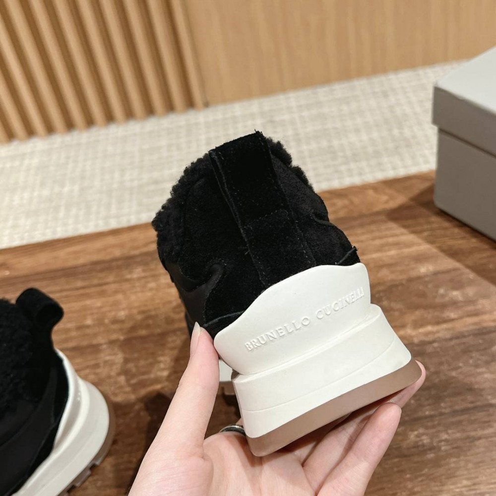 Sports shoes