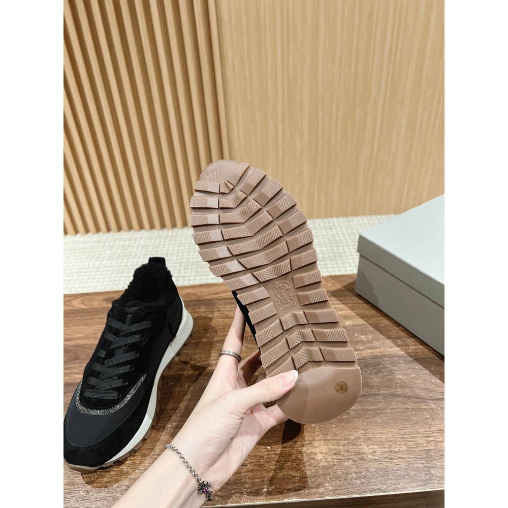 Sports shoes
