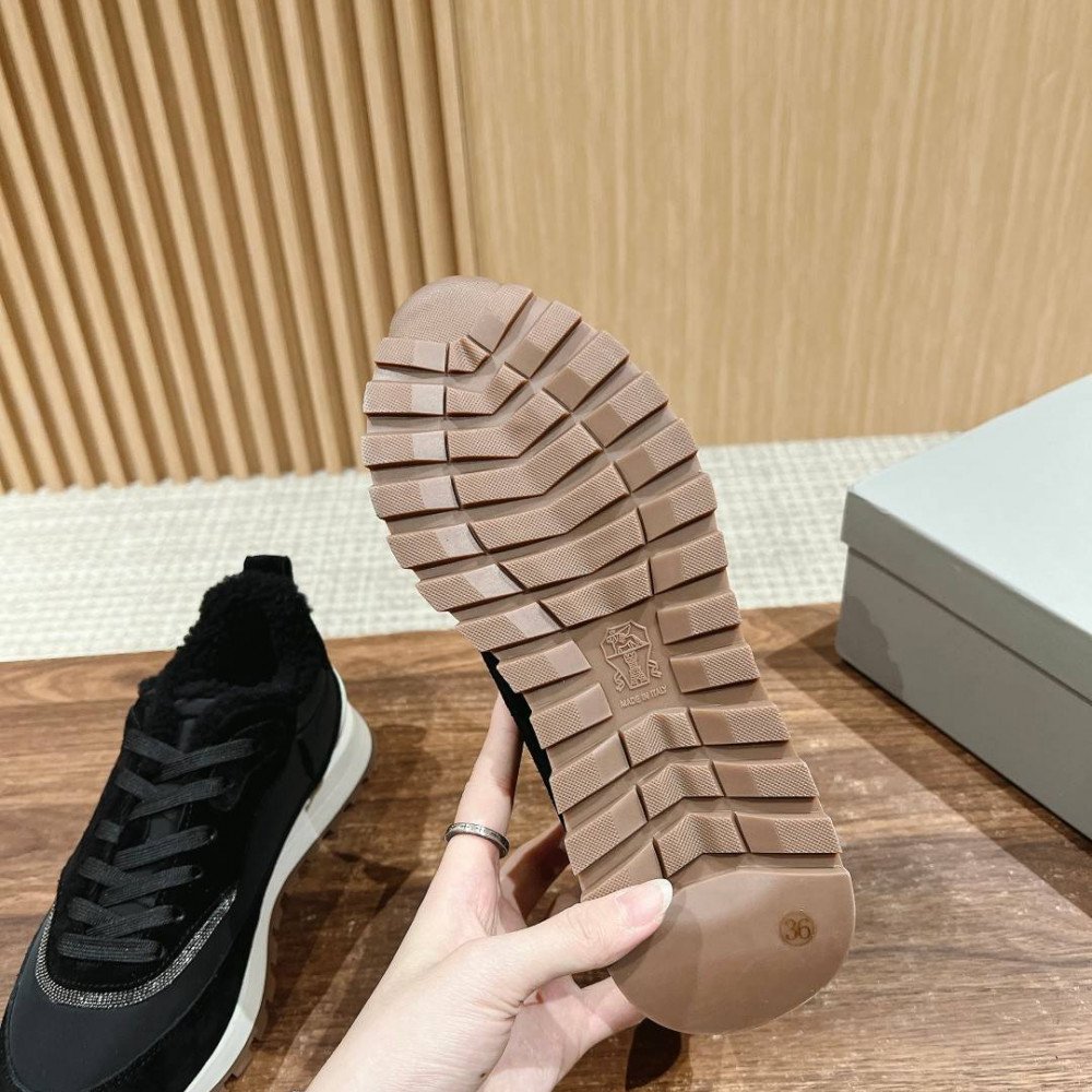 Sports shoes
