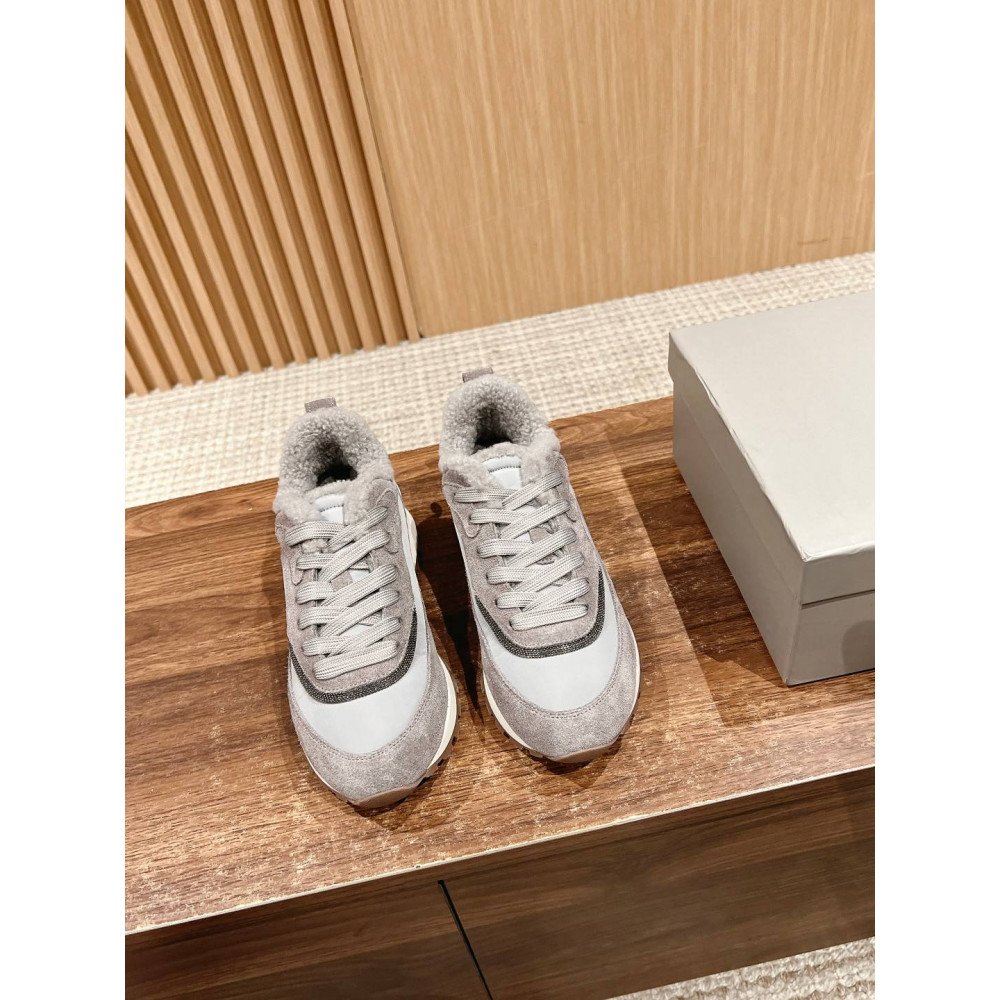 Sports shoes