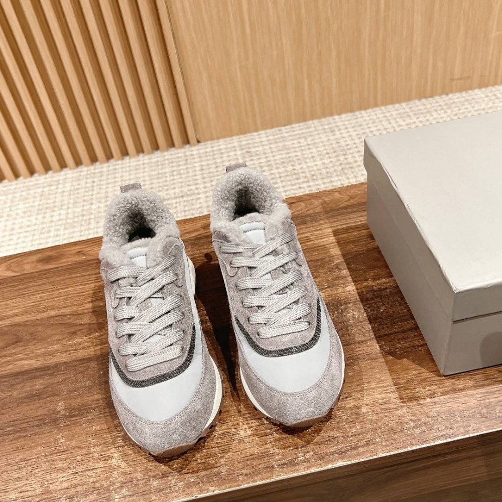 Sports shoes