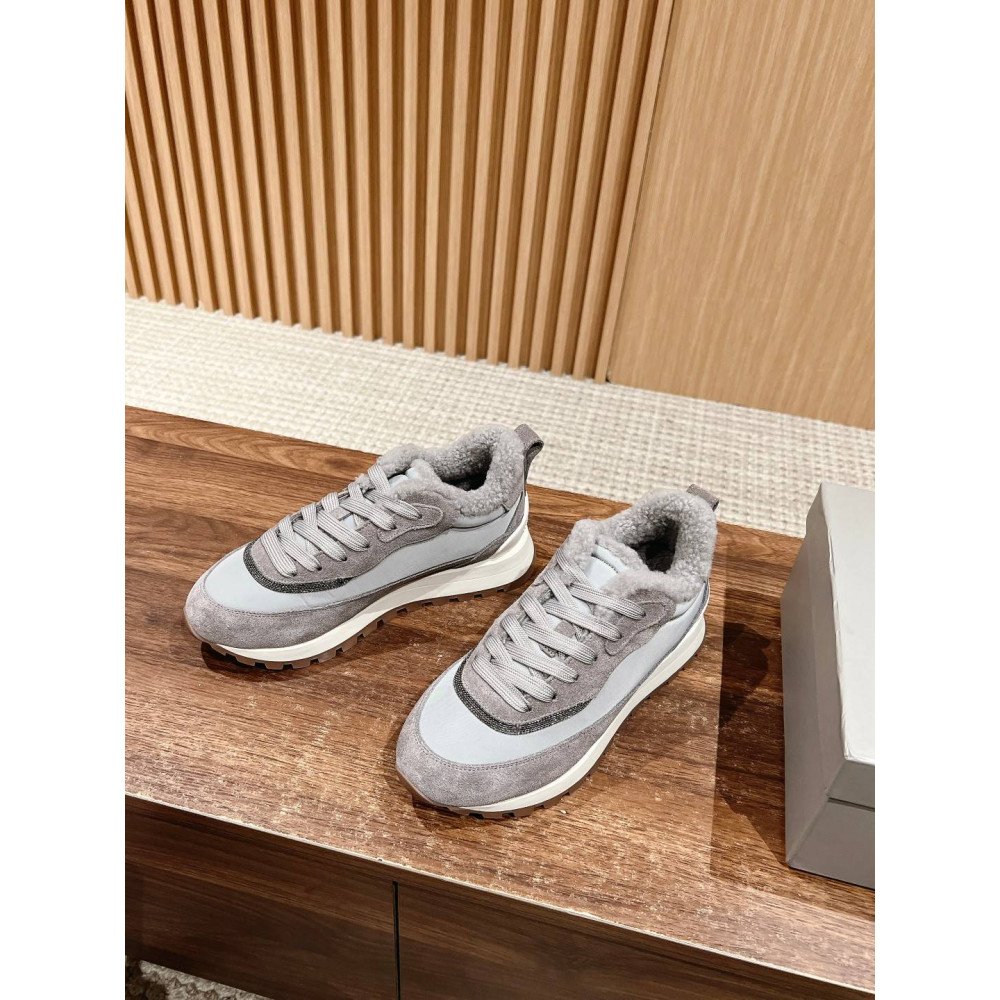 Sports shoes