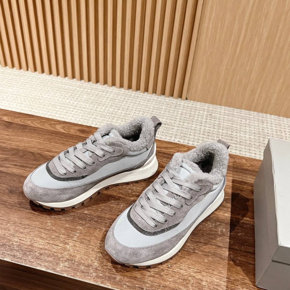 Sports shoes