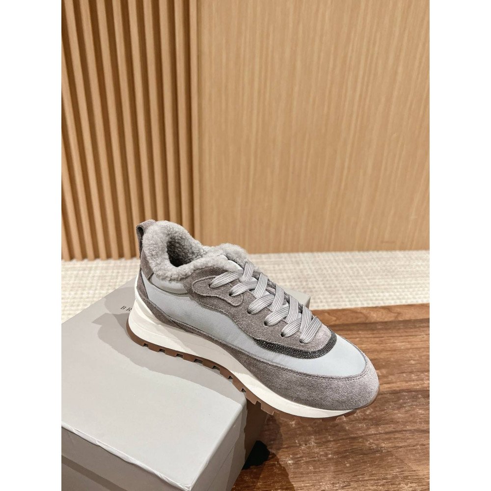 Sports shoes