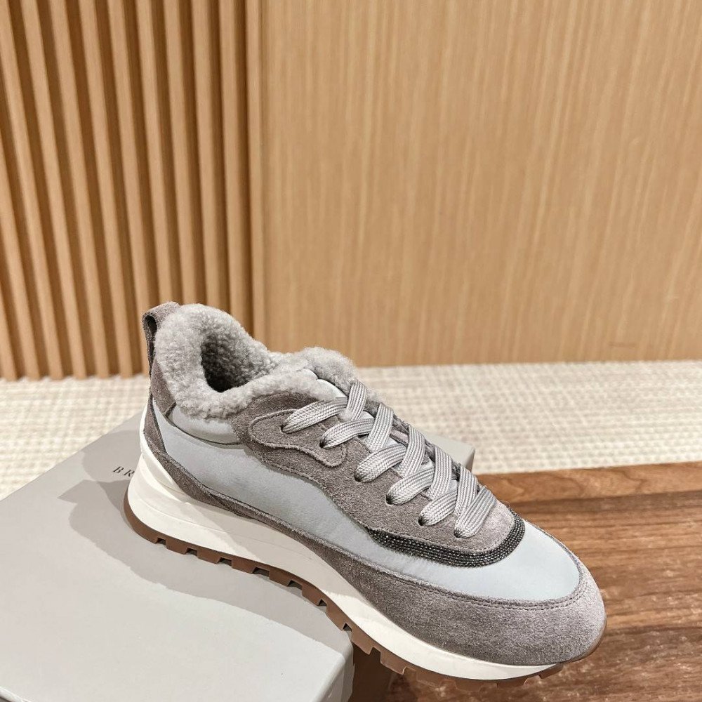 Sports shoes
