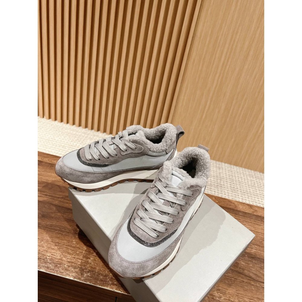 Sports shoes