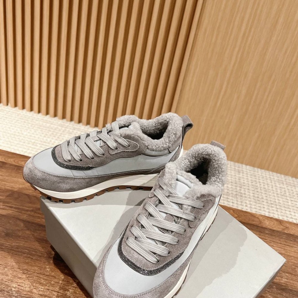 Sports shoes