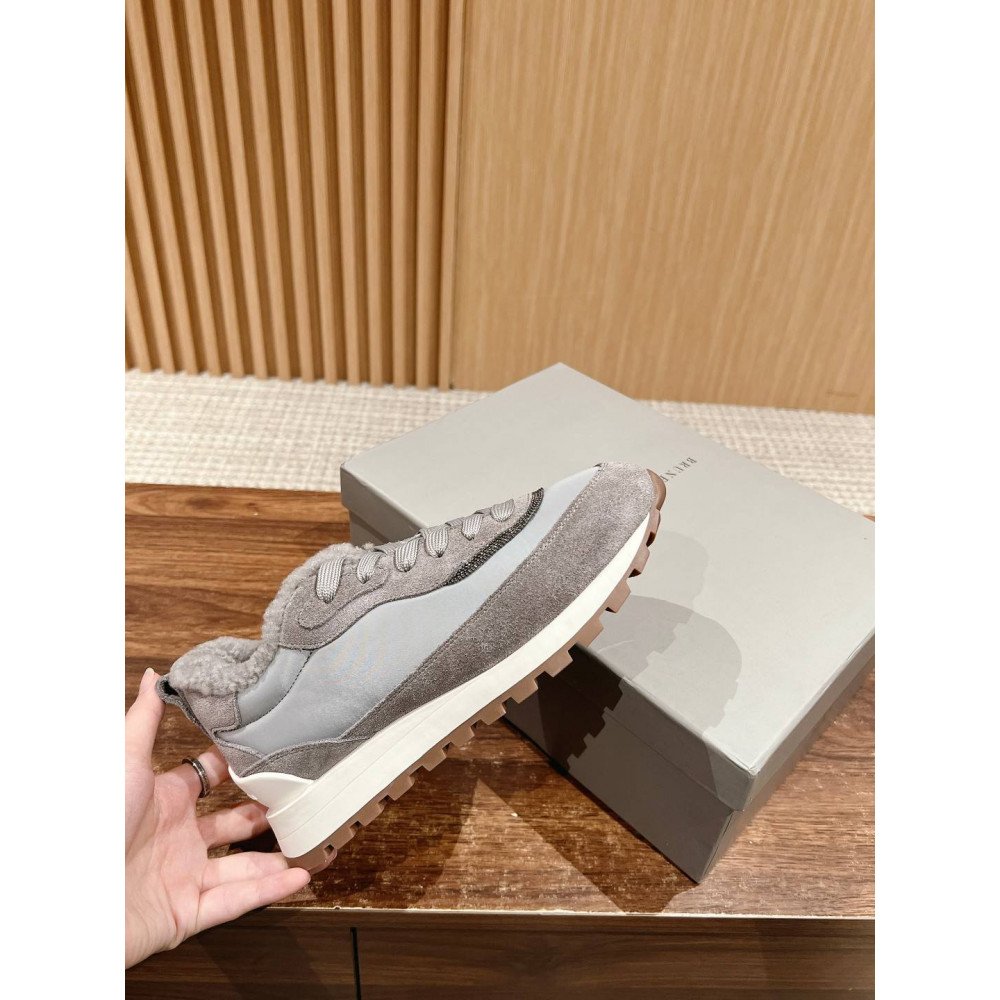 Sports shoes