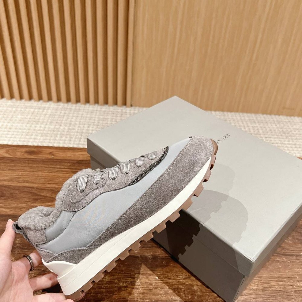 Sports shoes
