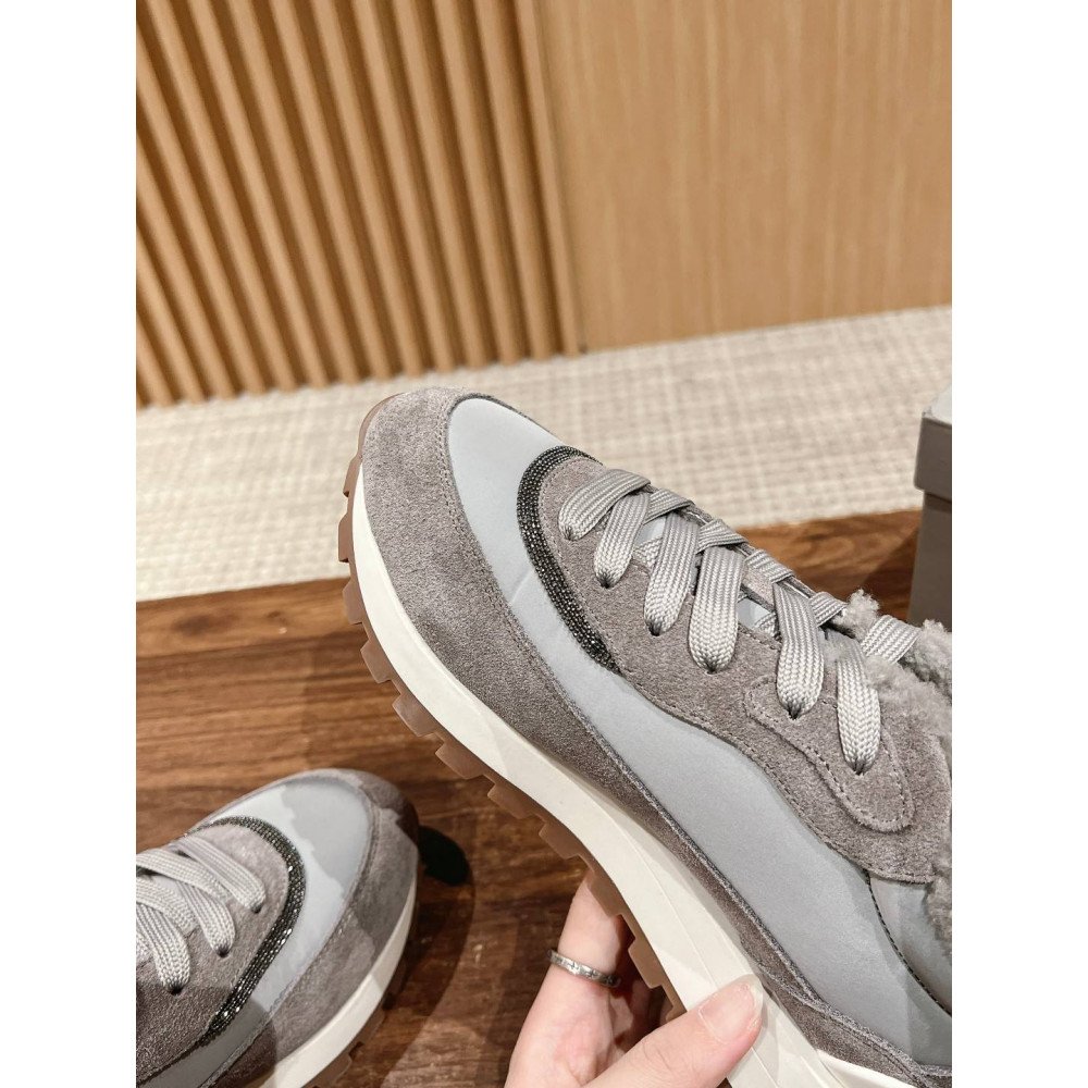 Sports shoes