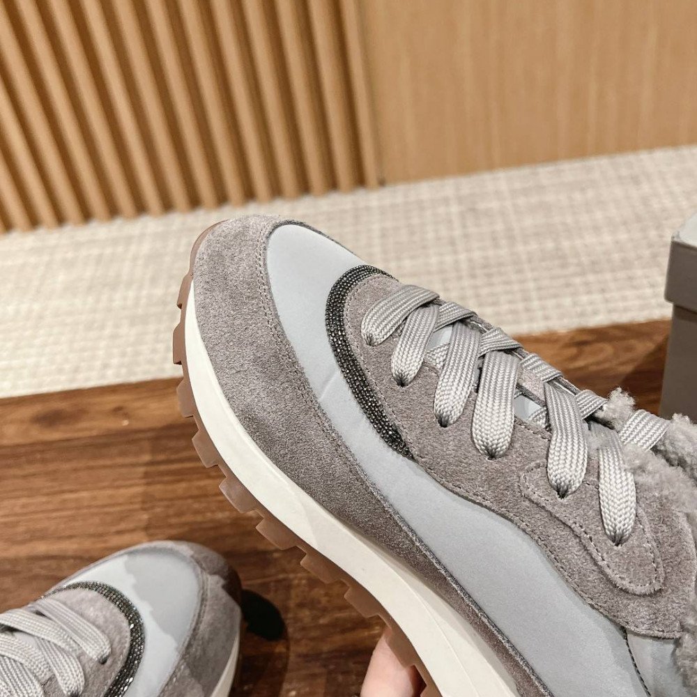 Sports shoes