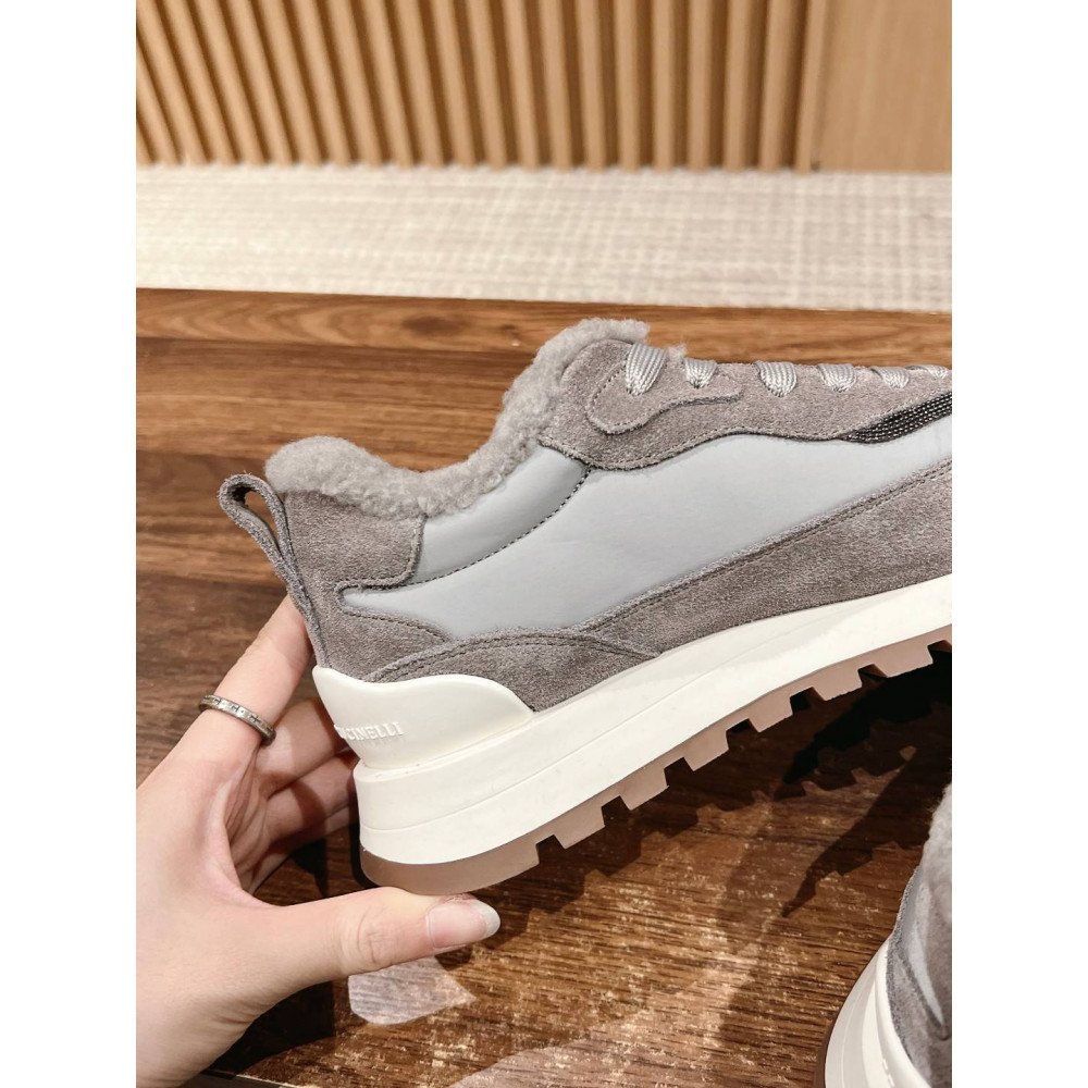 Sports shoes
