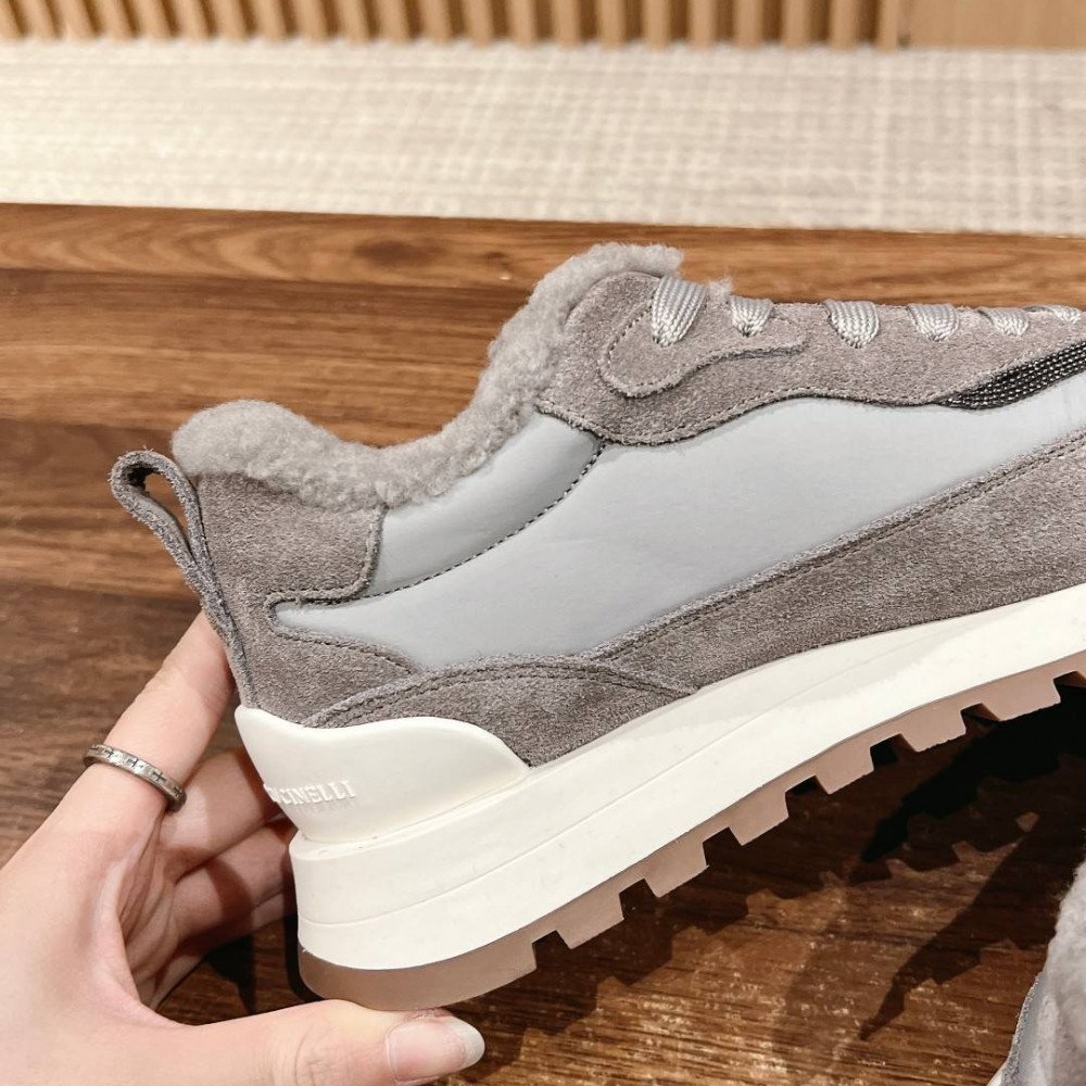 Sports shoes