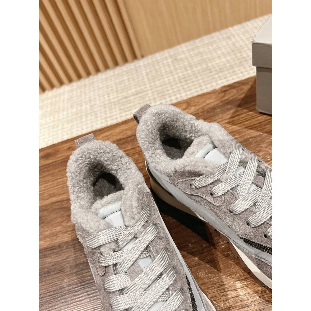 Sports shoes