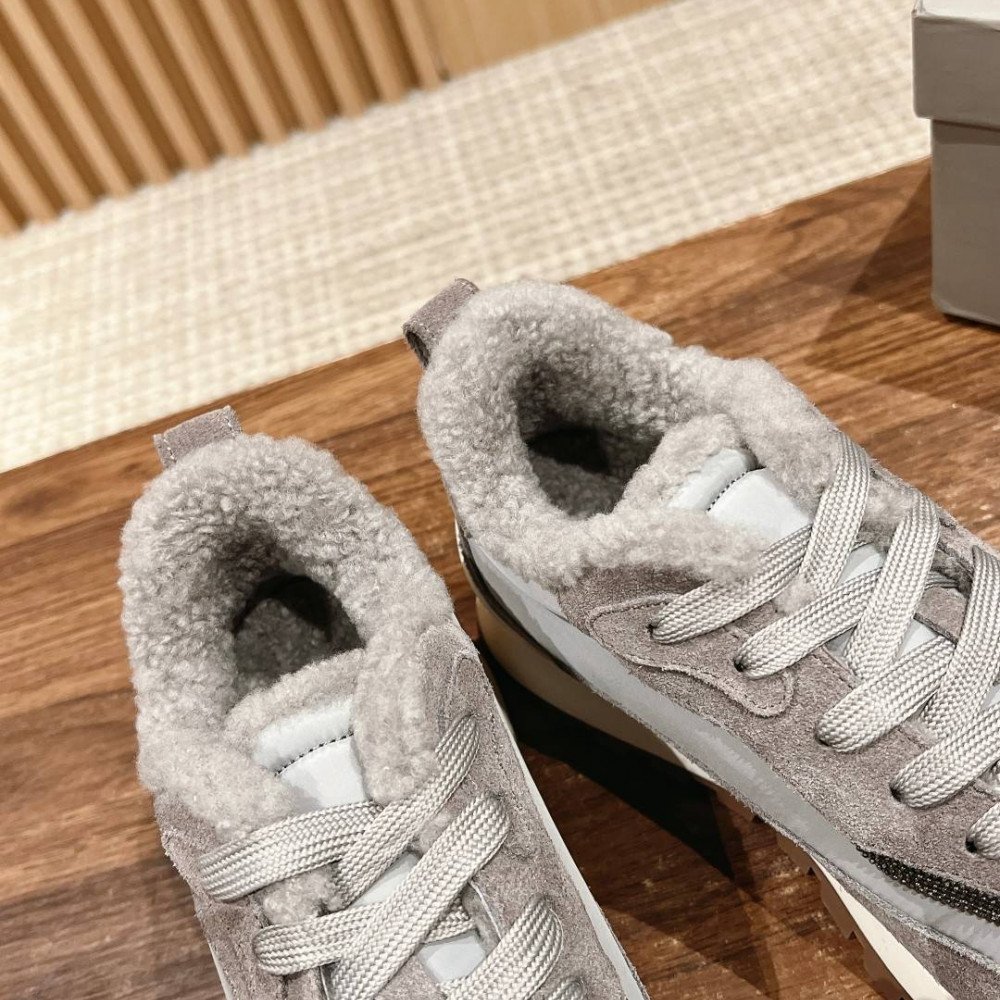 Sports shoes