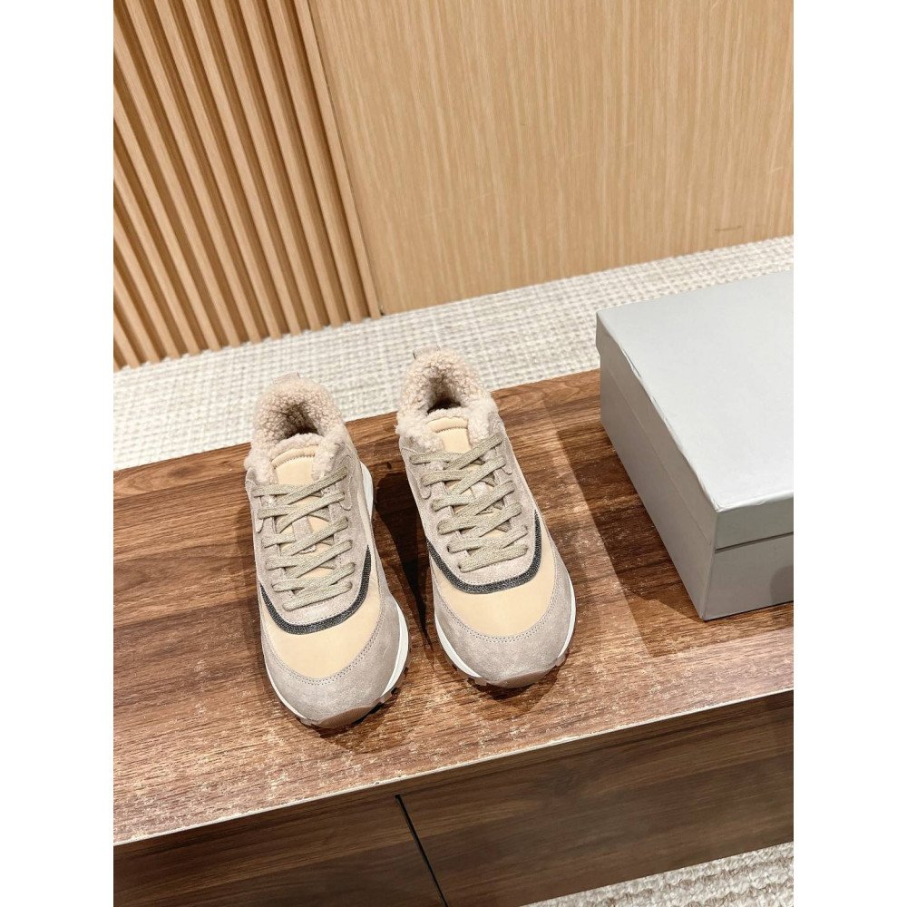 Sports shoes