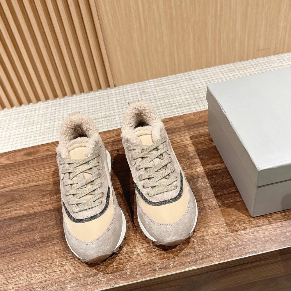 Sports shoes