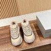 Sports shoes