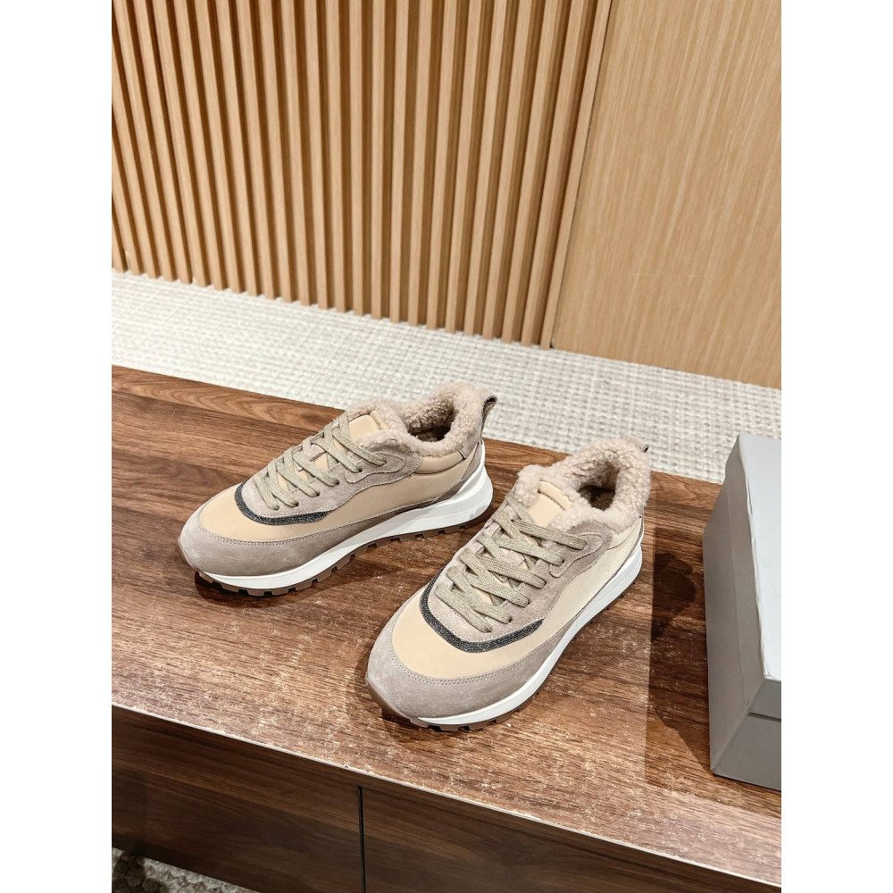 Sports shoes