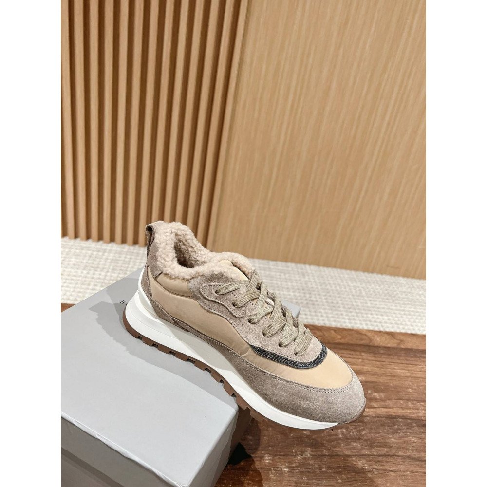 Sports shoes