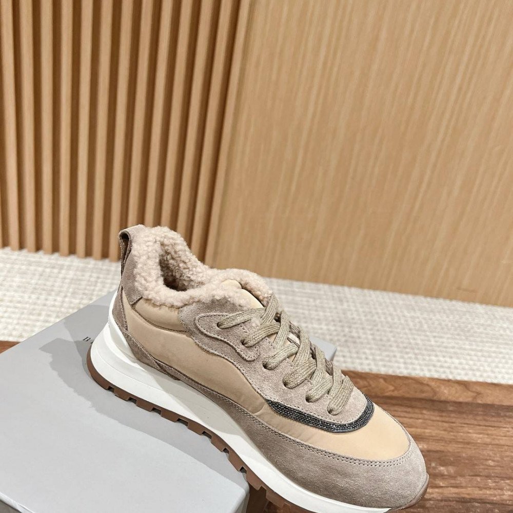 Sports shoes