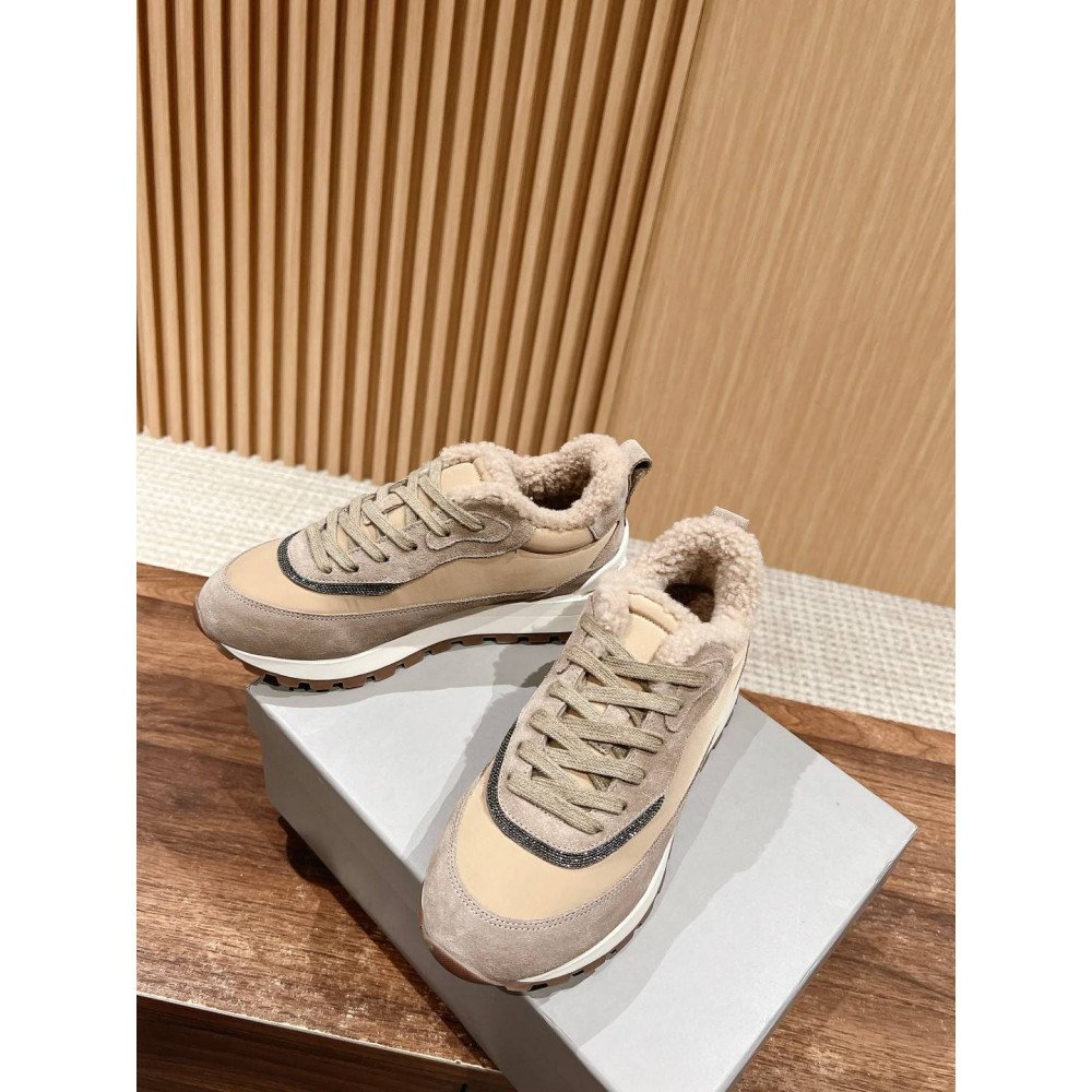 Sports shoes