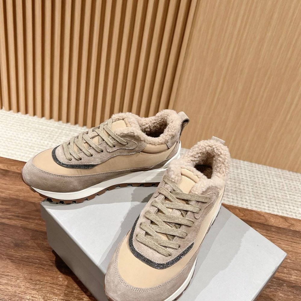 Sports shoes