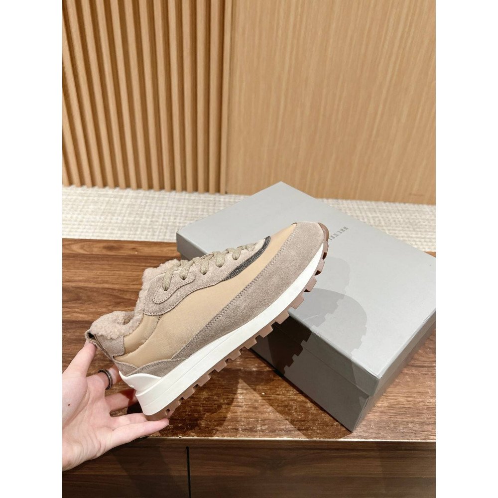 Sports shoes