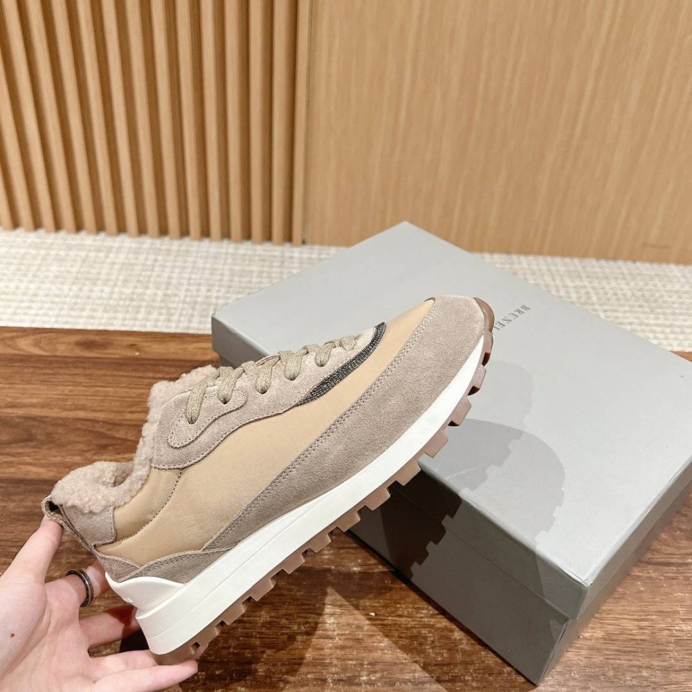 Sports shoes