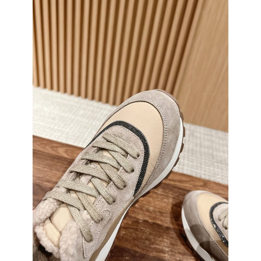 Sports shoes