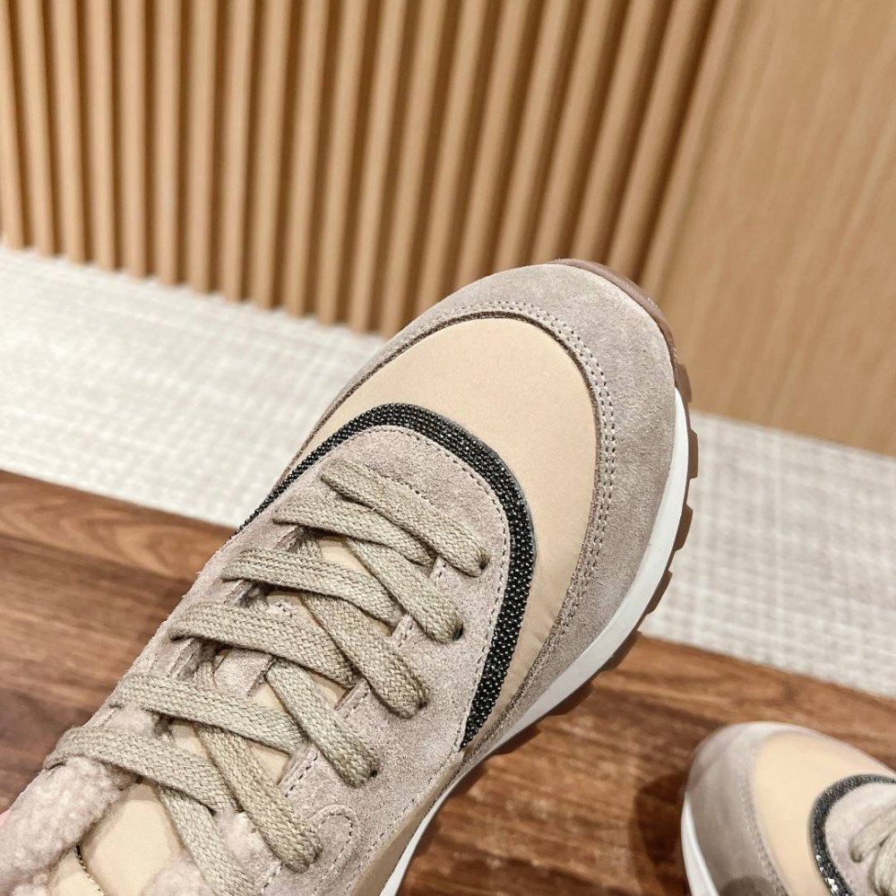 Sports shoes