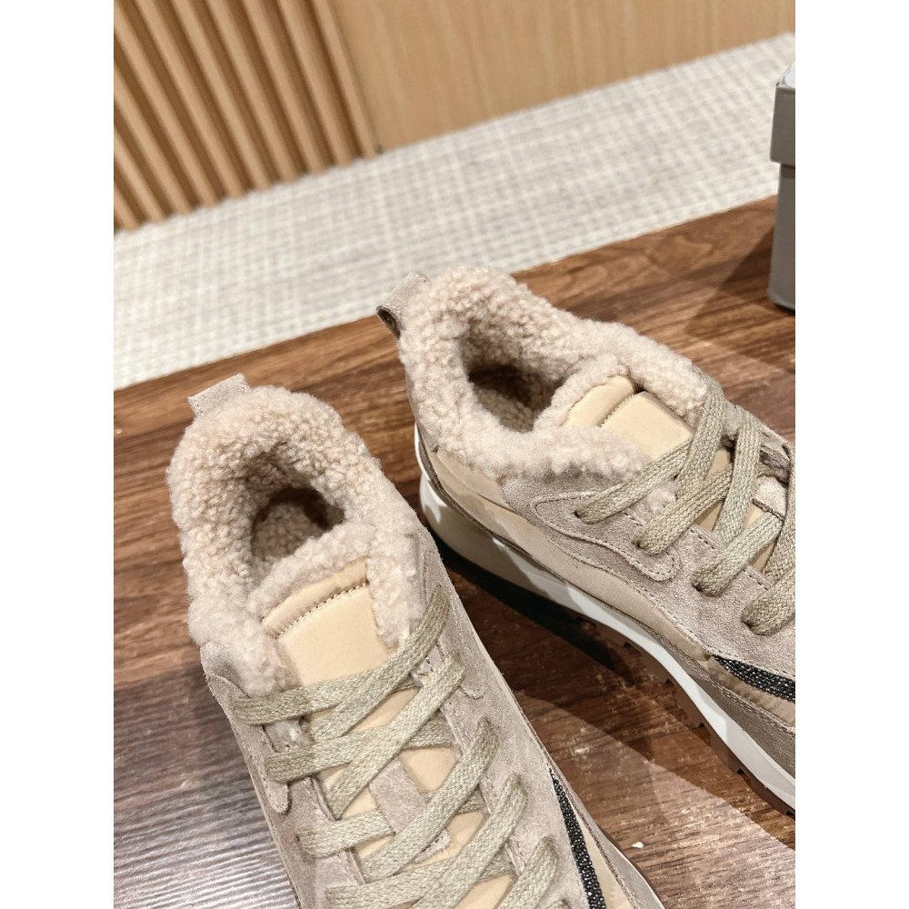 Sports shoes