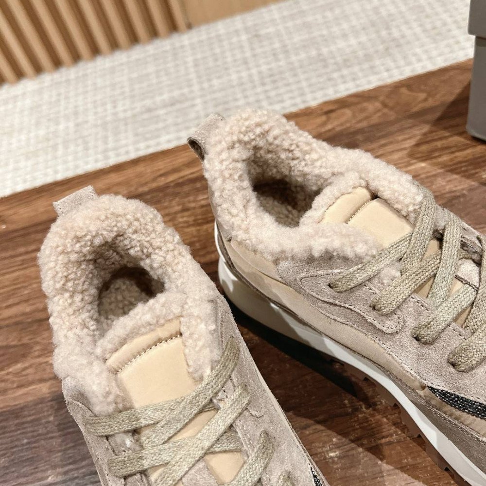 Sports shoes