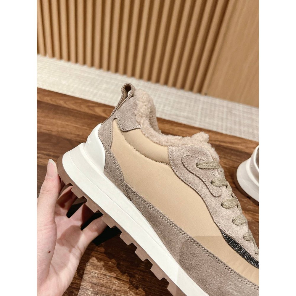 Sports shoes