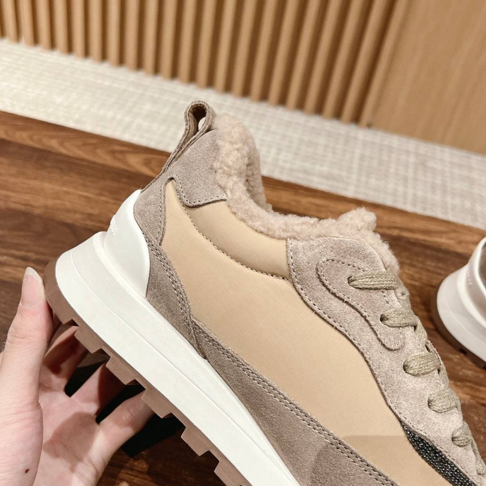 Sports shoes