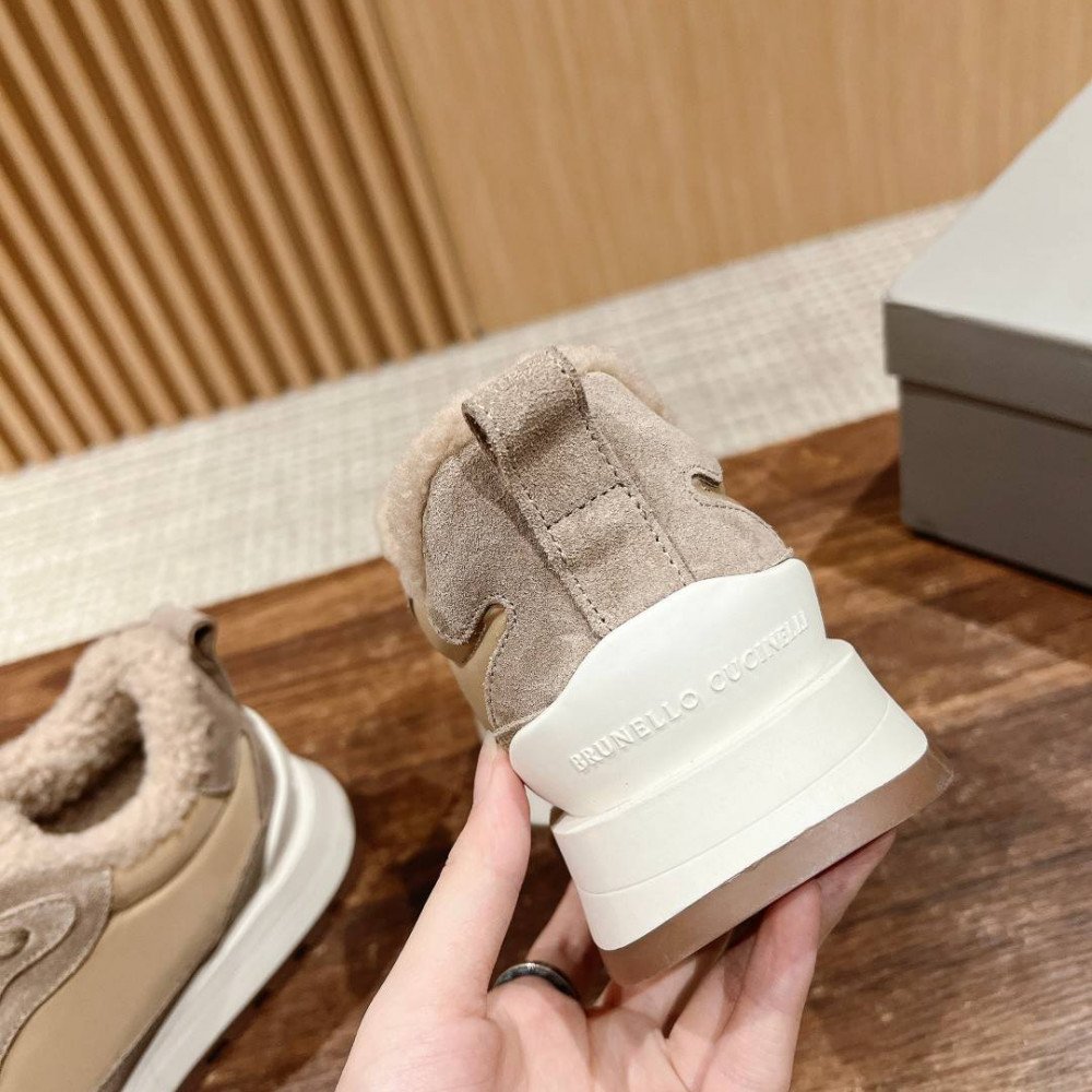 Sports shoes