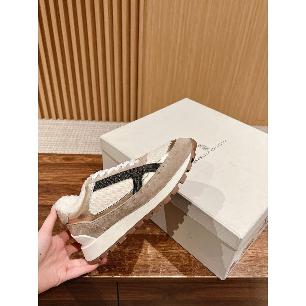 Sports shoes Sports shoes