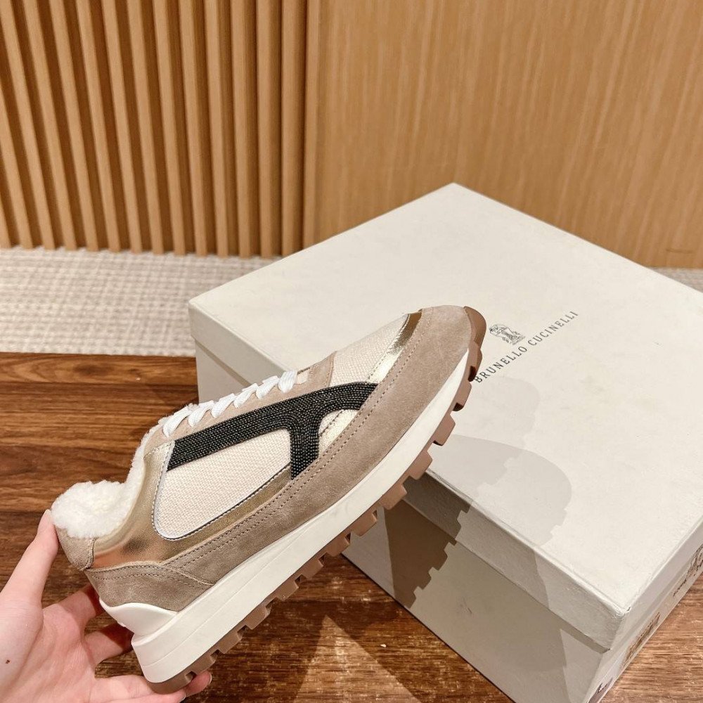 Sports shoes Sports shoes