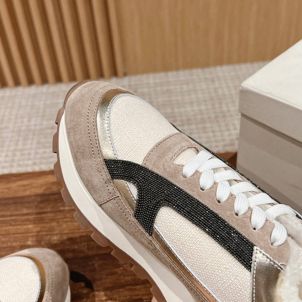 Sports shoes Sports shoes