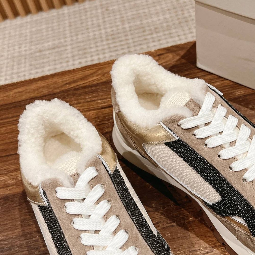 Sports shoes Sports shoes