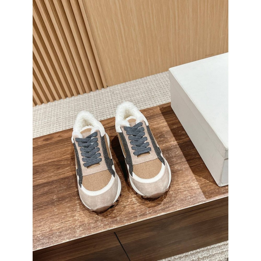 Sports shoes