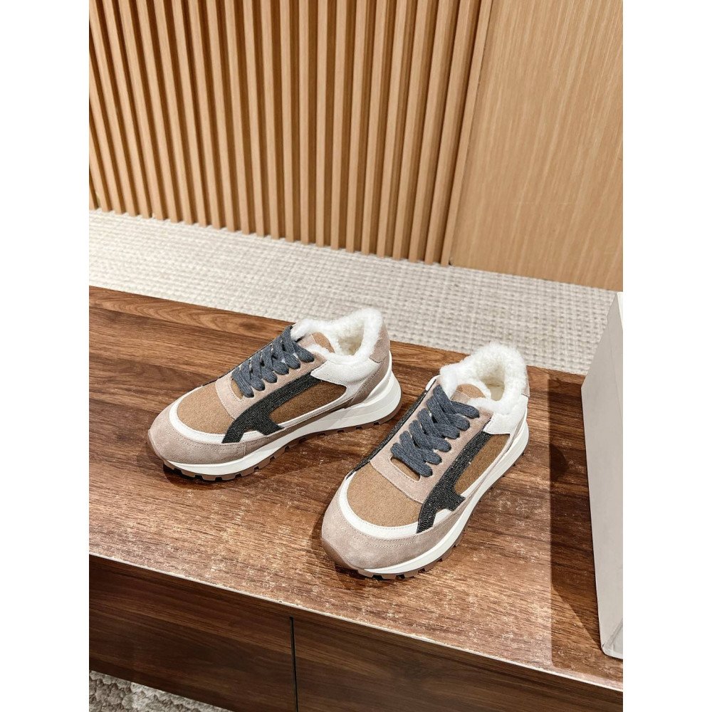 Sports shoes