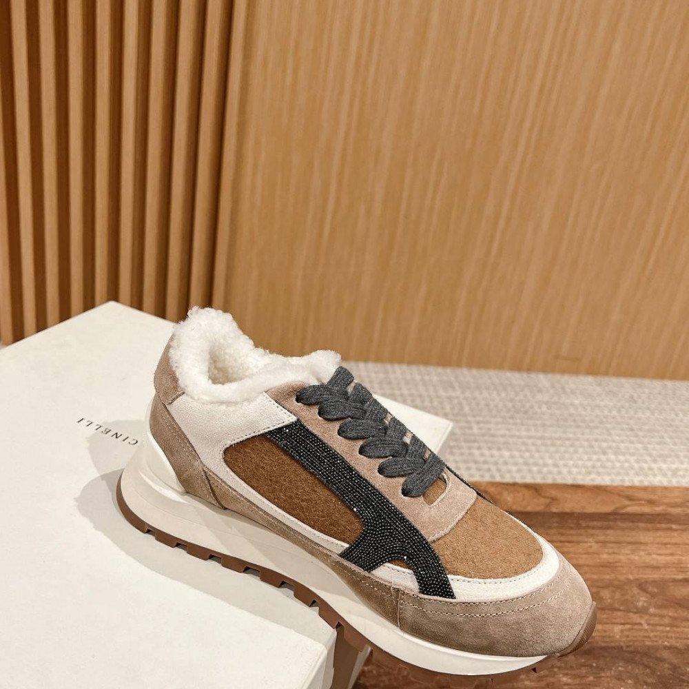Sports shoes