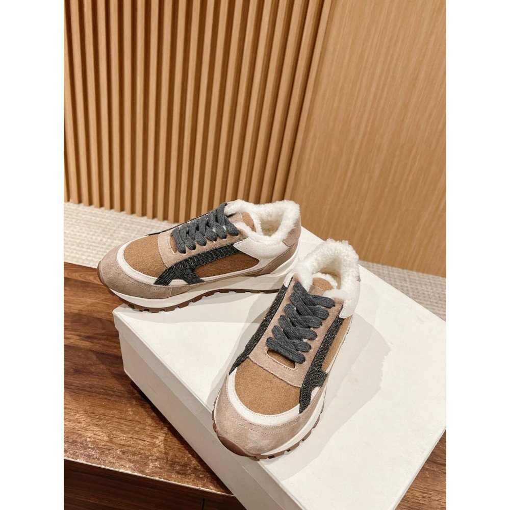 Sports shoes
