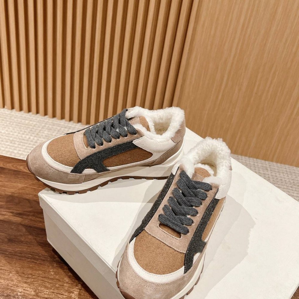 Sports shoes