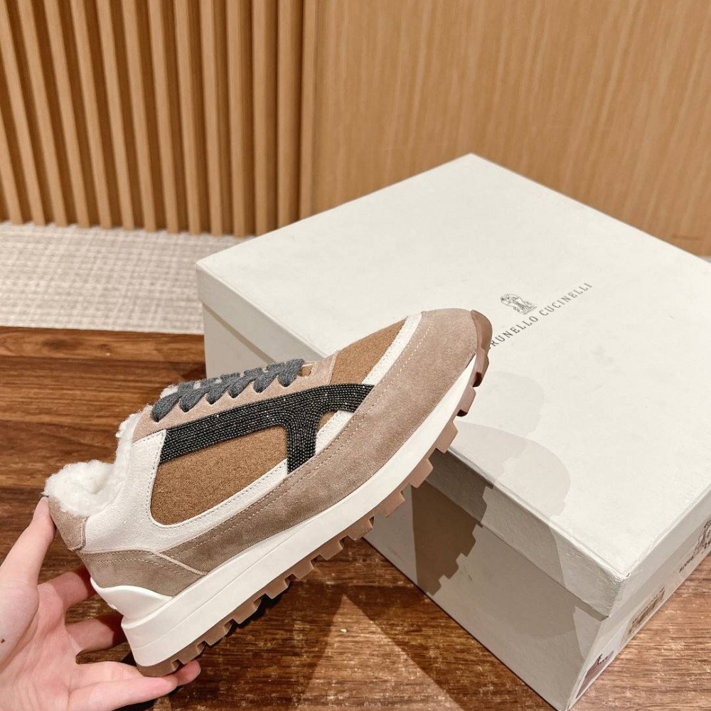 Sports shoes