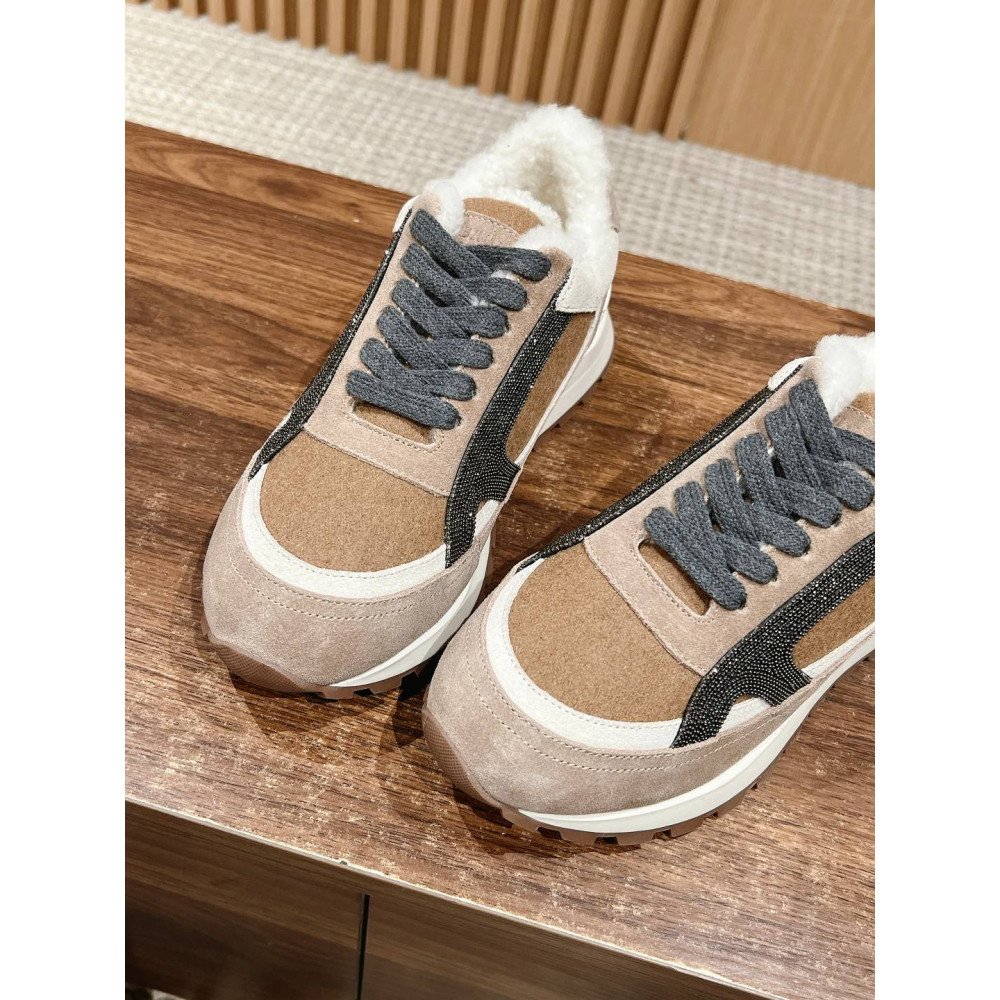 Sports shoes