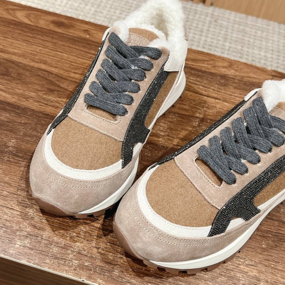 Sports shoes