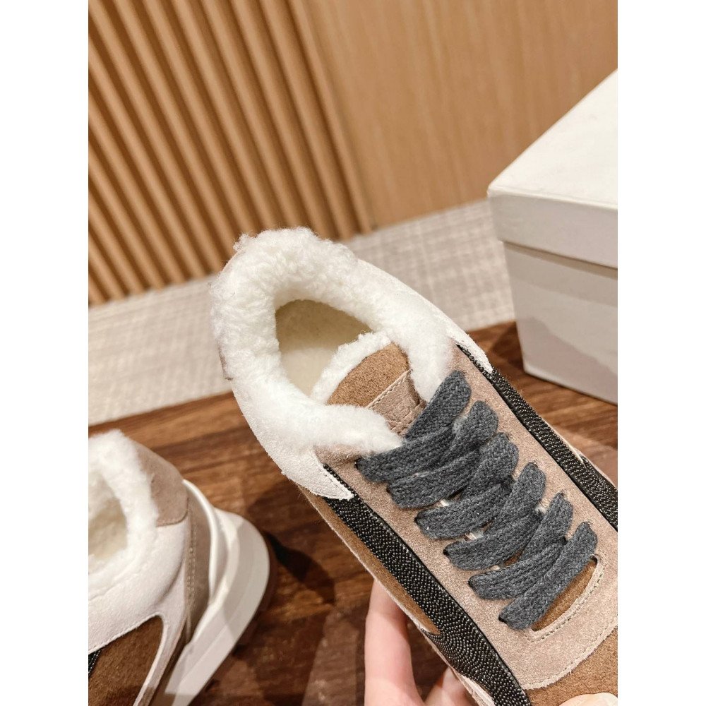 Sports shoes