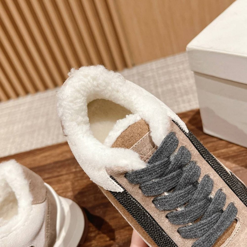Sports shoes